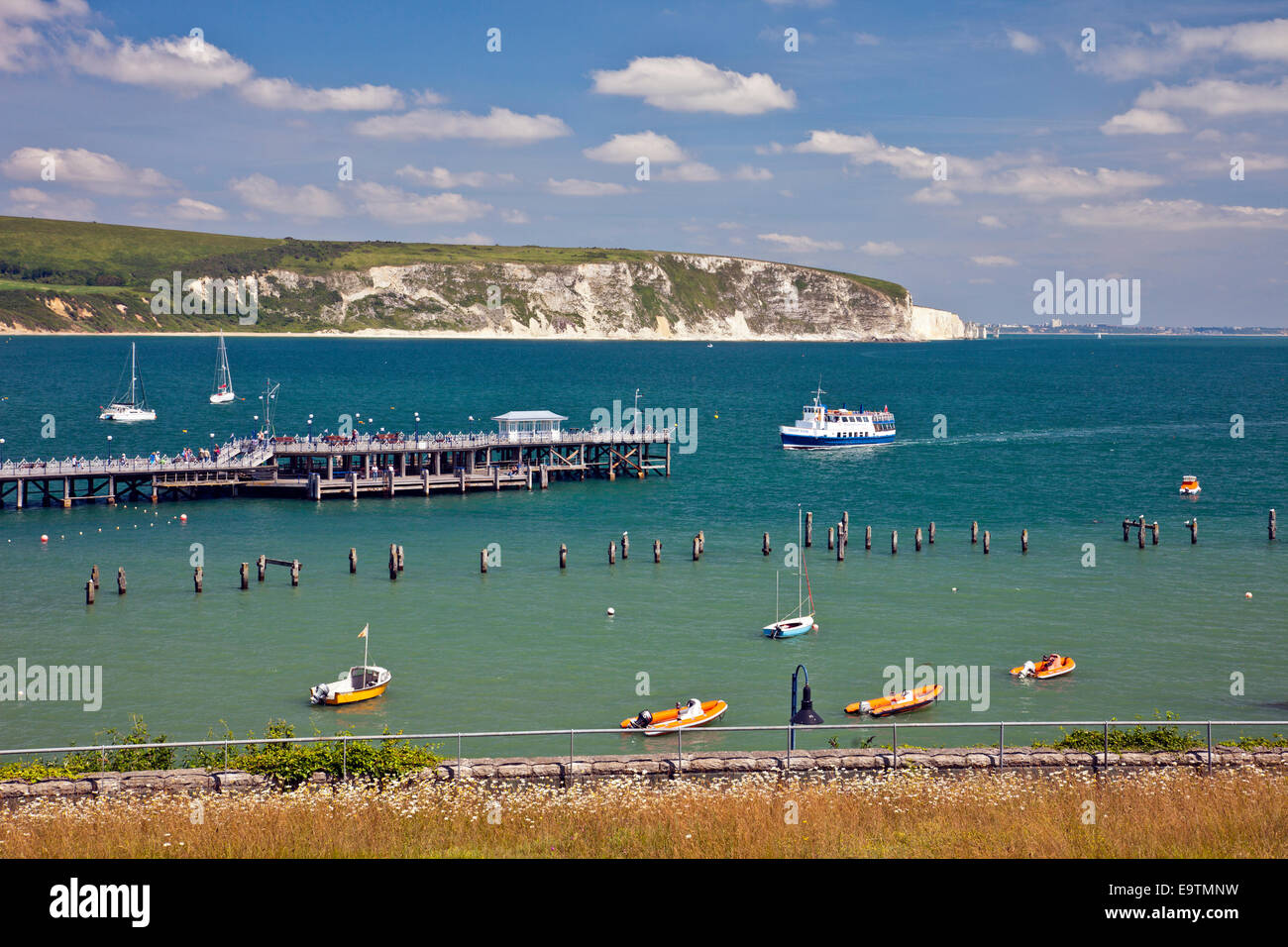La "Scena olent' ferry da Poole arriva al Vittoriano restaurato Pier a Swanage sul Jurassic Coast Inghilterra Dorset Regno Unito Foto Stock