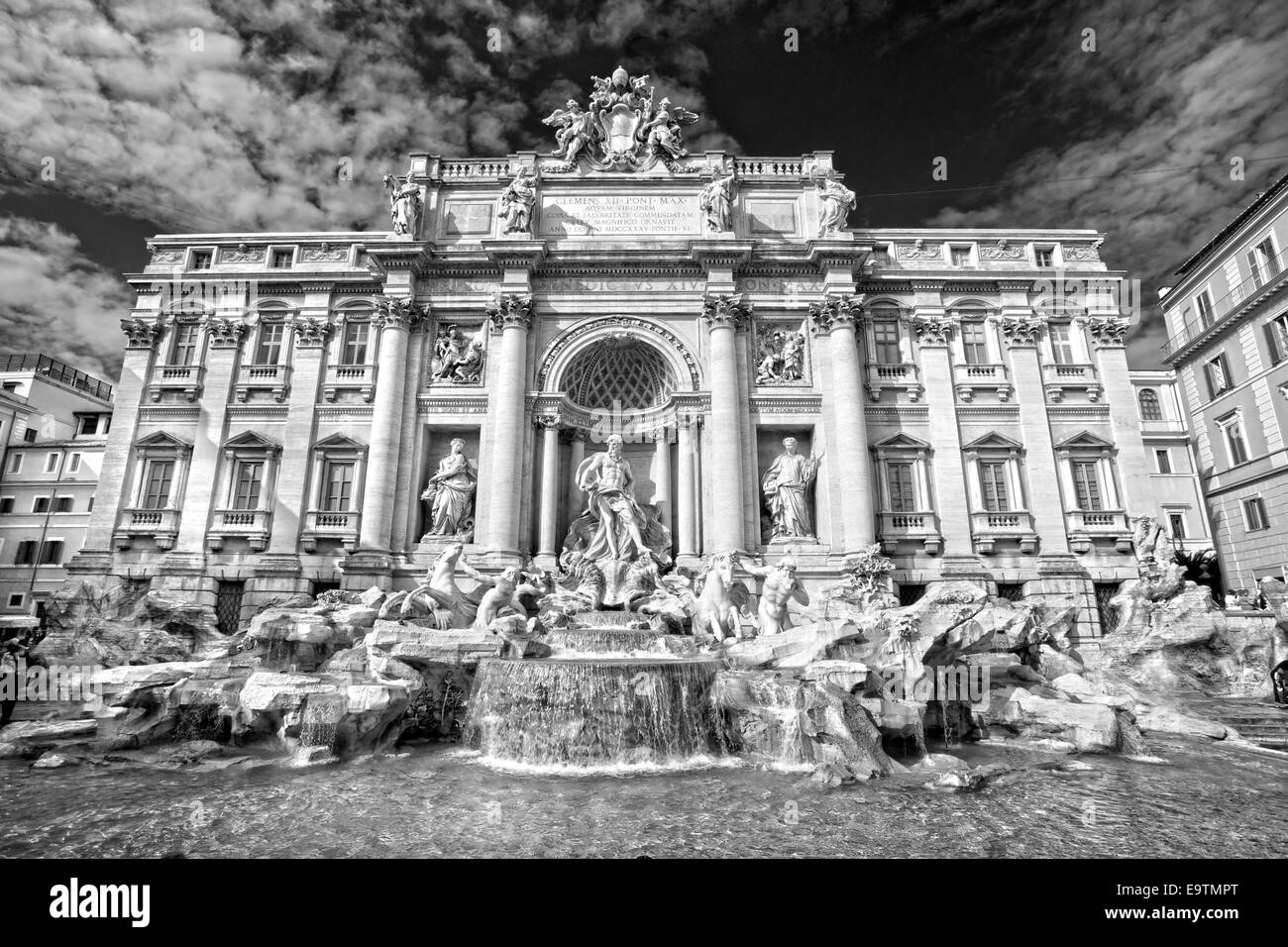 Ampio angolo di vista sulla famosa Fontana di Trevi, Roma, Italia. Foto Stock