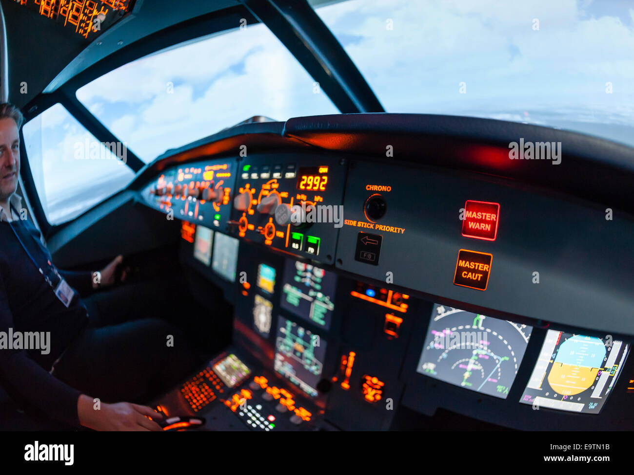 Cockpit di un Airbus A320 del simulatore di volo che è utilizzato per la formazione professionale di piloti di linea e la spia luminosa lampeggia Foto Stock