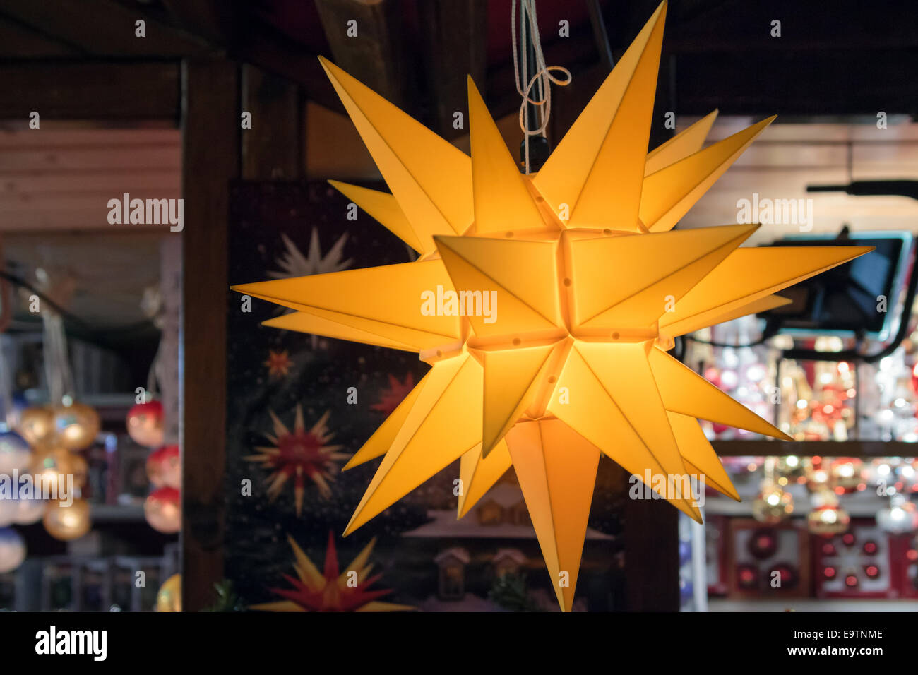 Festive a forma di stella lanterne di carta per la vendita in un tedesco mercatino di Natale Foto Stock Festive a forma di stella lanterne di carta per la vendita in un tedesco mercatino di Natale Foto Stock