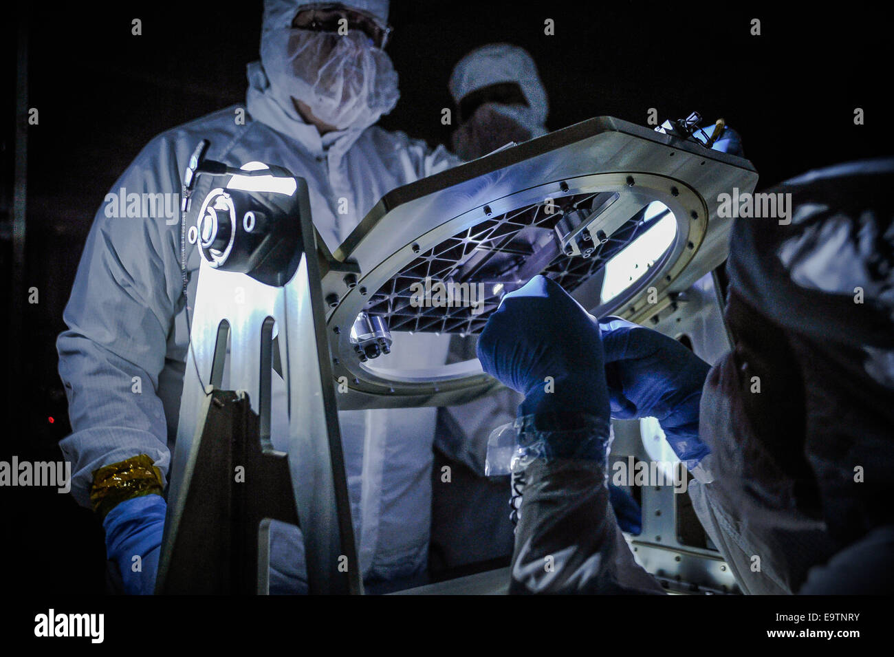 Gli ingegneri della NASA eseguono un test in condizioni di scarsa illuminazione sulle nuove tecnologie progettate per le future missioni spaziali. Il test valuta le prestazioni dei sistemi avanzati in ambienti scarsamente illuminati. Foto Stock