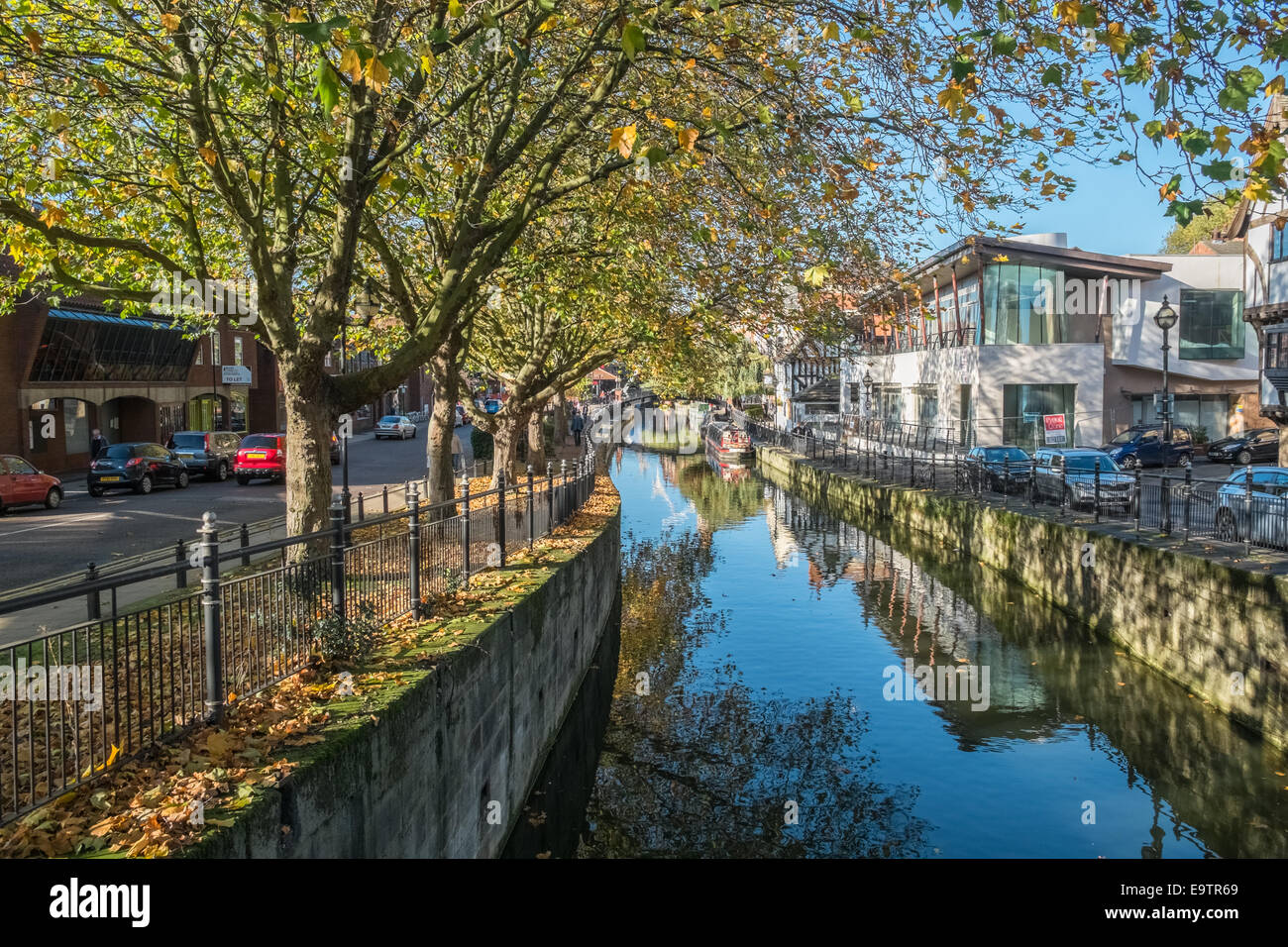 Fiume Witham in esecuzione attraverso Lincoln City Center, Lincoln, Regno Unito Foto Stock
