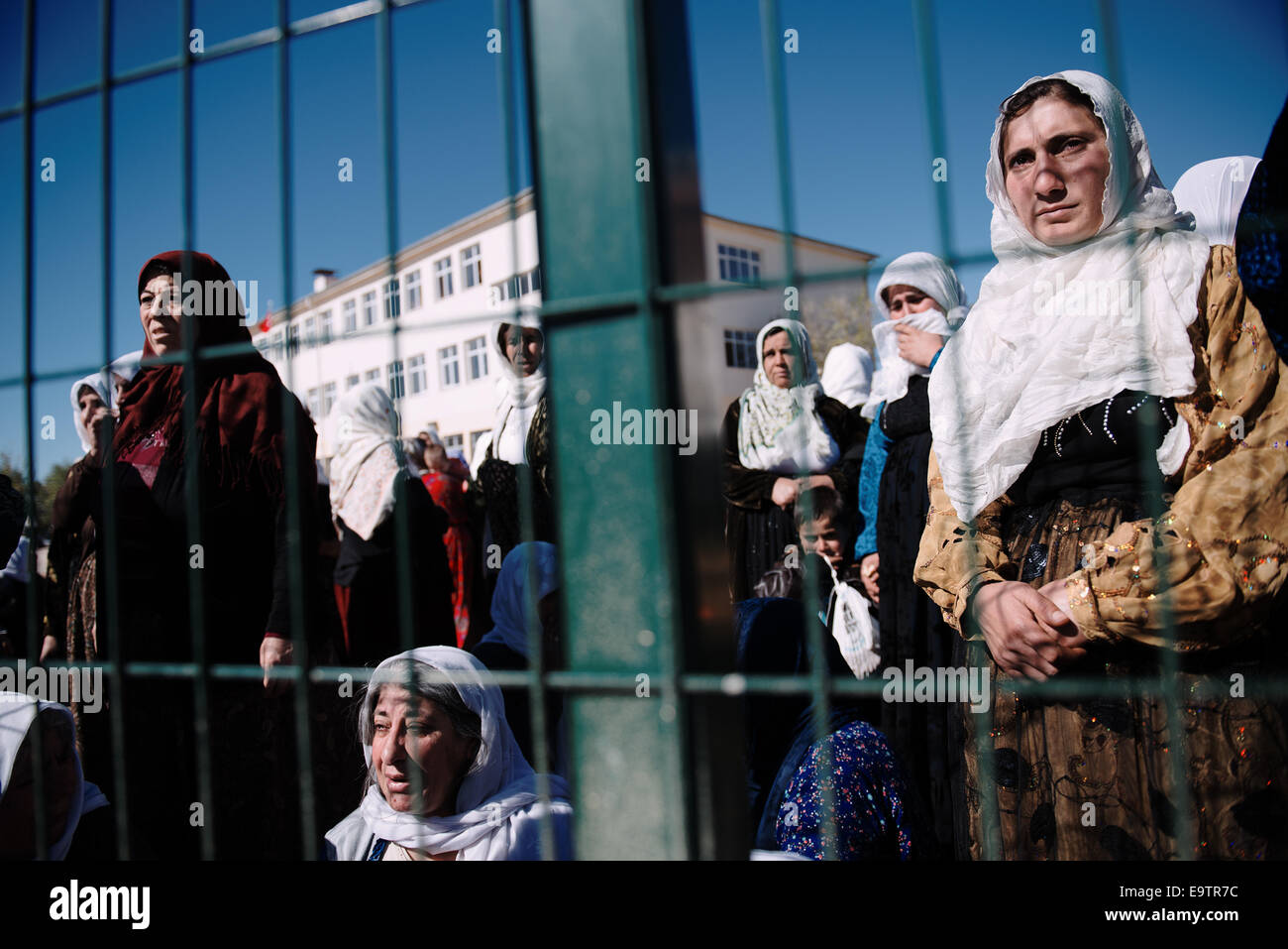 Donne curde assistere al funerale di un uomo curda in Turchia la città di confine di Suruc, Turchia Foto Stock