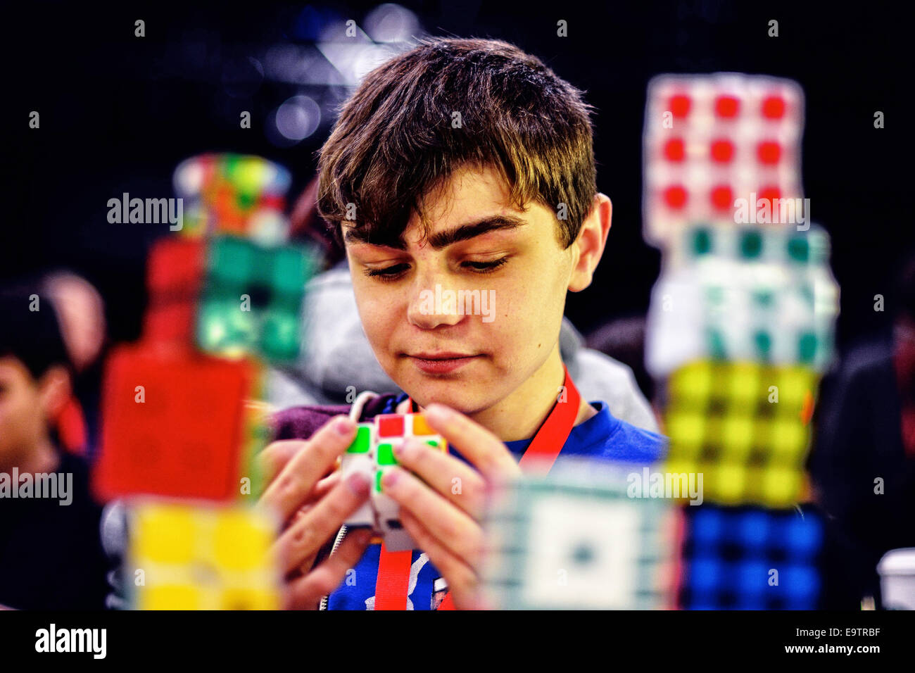 Tutti square- Giuseppe Somers, (16yrs old) da Leeds, pratiche prima dell'Ente nazionale britannico per il cubo di Rubik campionati a Leicester University in questo fine settimana, 1 novembre, 2014. Foto John Robertson. Foto Stock