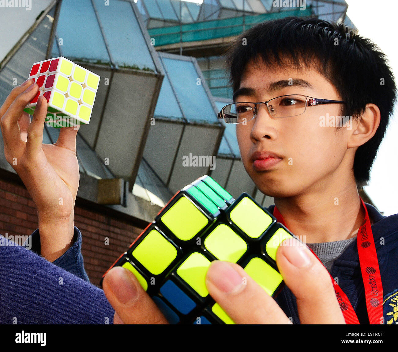 Tutti square- Kohdai Komoriya, (15 anni), dal Giappone, presso la UK National Cubo di Rubik campionati a Leicester University in questo fine settimana, 1 novembre, 2014. Foto John Robertson. Foto Stock