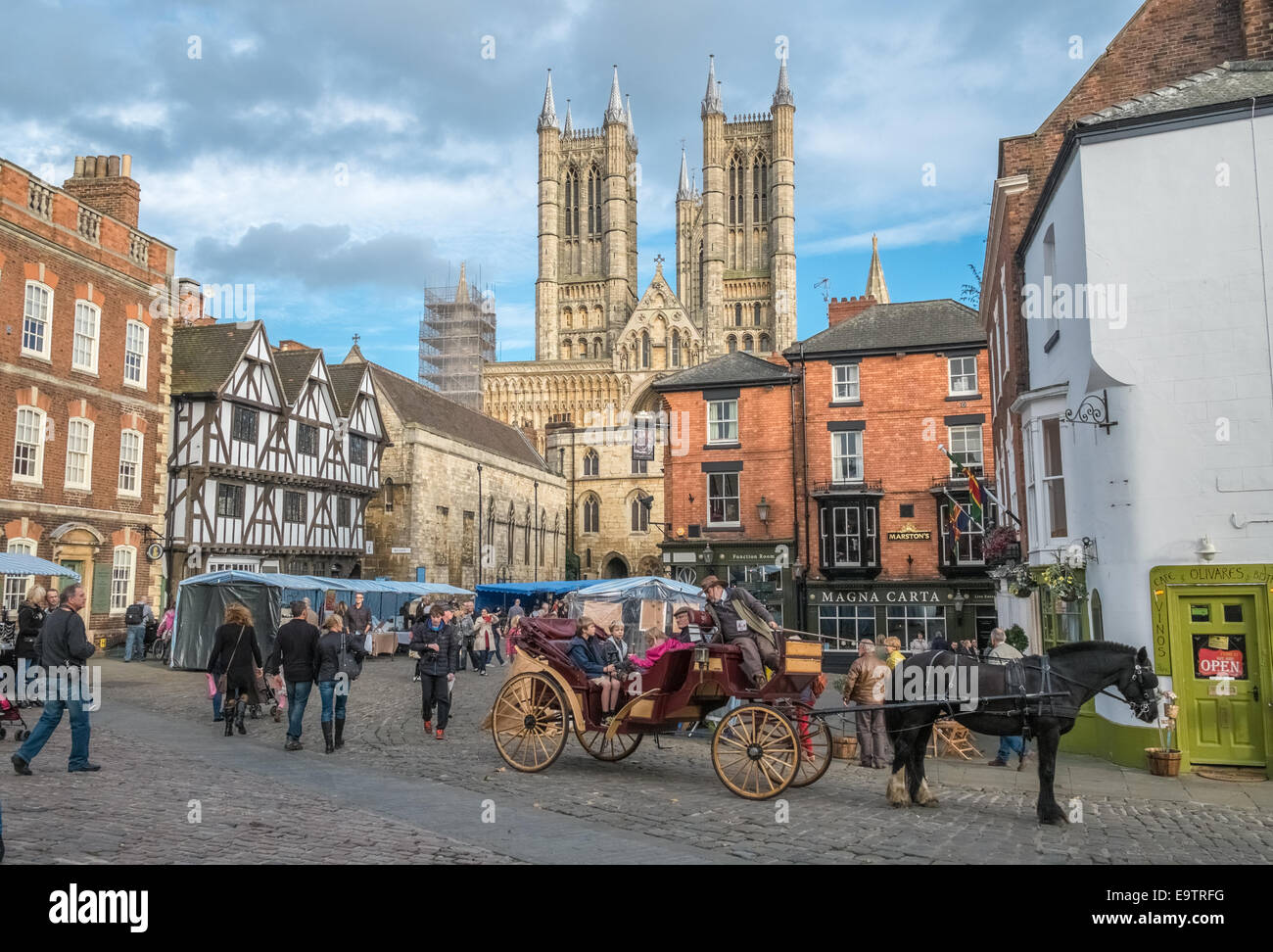 La piazza del mercato vicino alla Cattedrale di Lincoln, con tourist cavallo e carrozza in primo piano, Lincolnshire, England Regno Unito Foto Stock