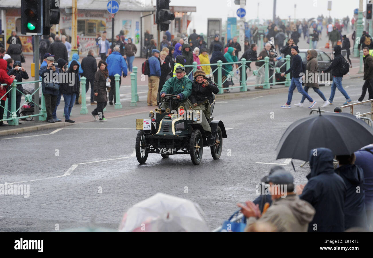 Bonhams Londra a Brighton Veteran Car Run sul lungomare in wet ventoso REGNO UNITO Foto Stock