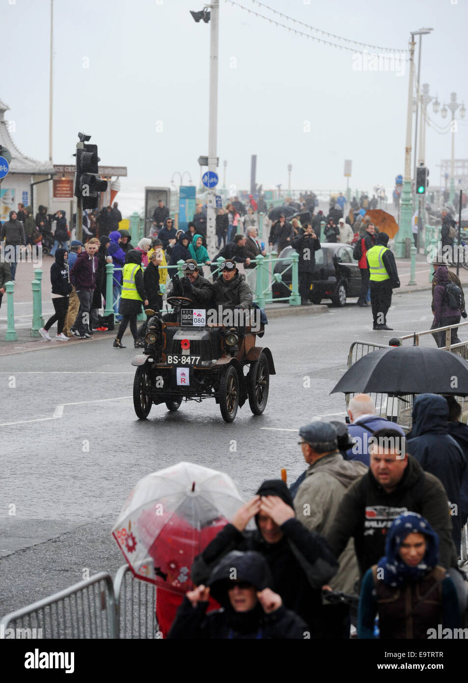Bonhams Londra a Brighton Veteran Car Run sul lungomare in wet ventoso REGNO UNITO Foto Stock