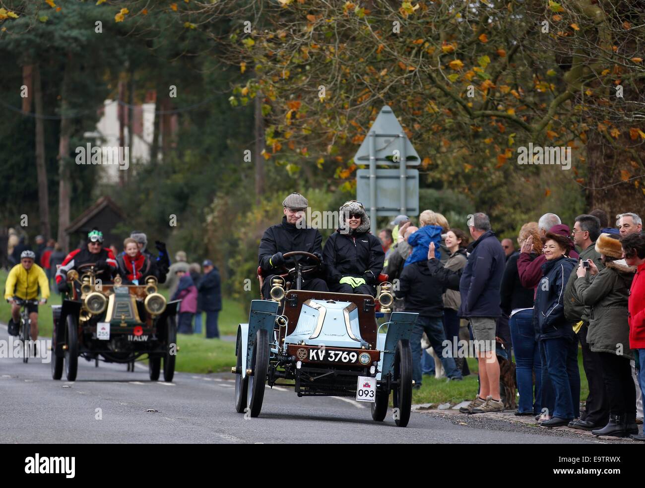 La folla guarda le auto d'epoca passano attraverso Staplefield su Londra a Brighton Vintage auto da rally. Foto Stock