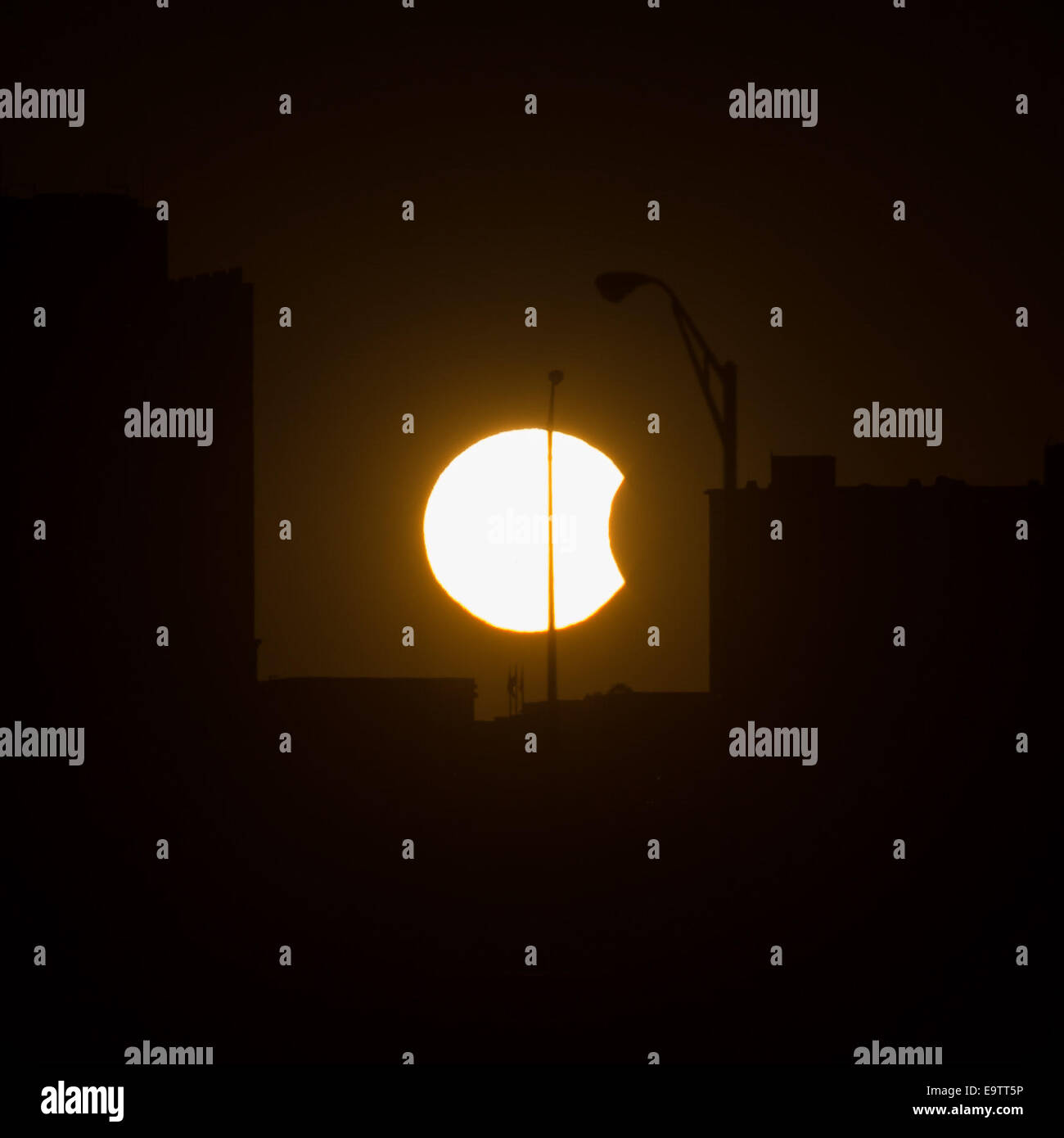 Una parziale eclissi solare è visibile appena prima del tramonto Giovedi, Ottobre 23, 2014, in Arlington, VA. Foto Stock