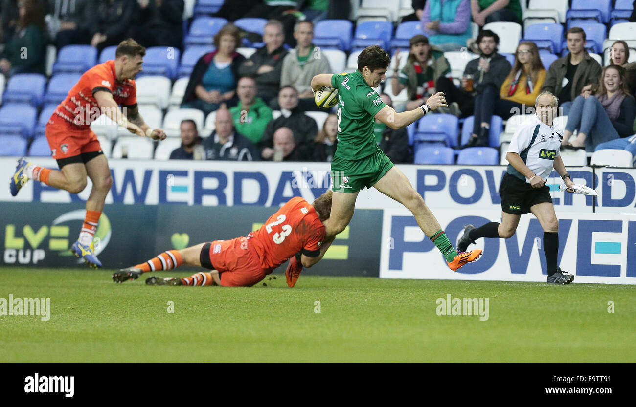 Reading, Regno Unito. 01 Nov, 2014. LV di Rugby. London Irish versus Leicester Tigers. Ross Neal è un mezzo di fermo da Jack Roberts. Credito: Azione Sport Plus/Alamy Live News Foto Stock