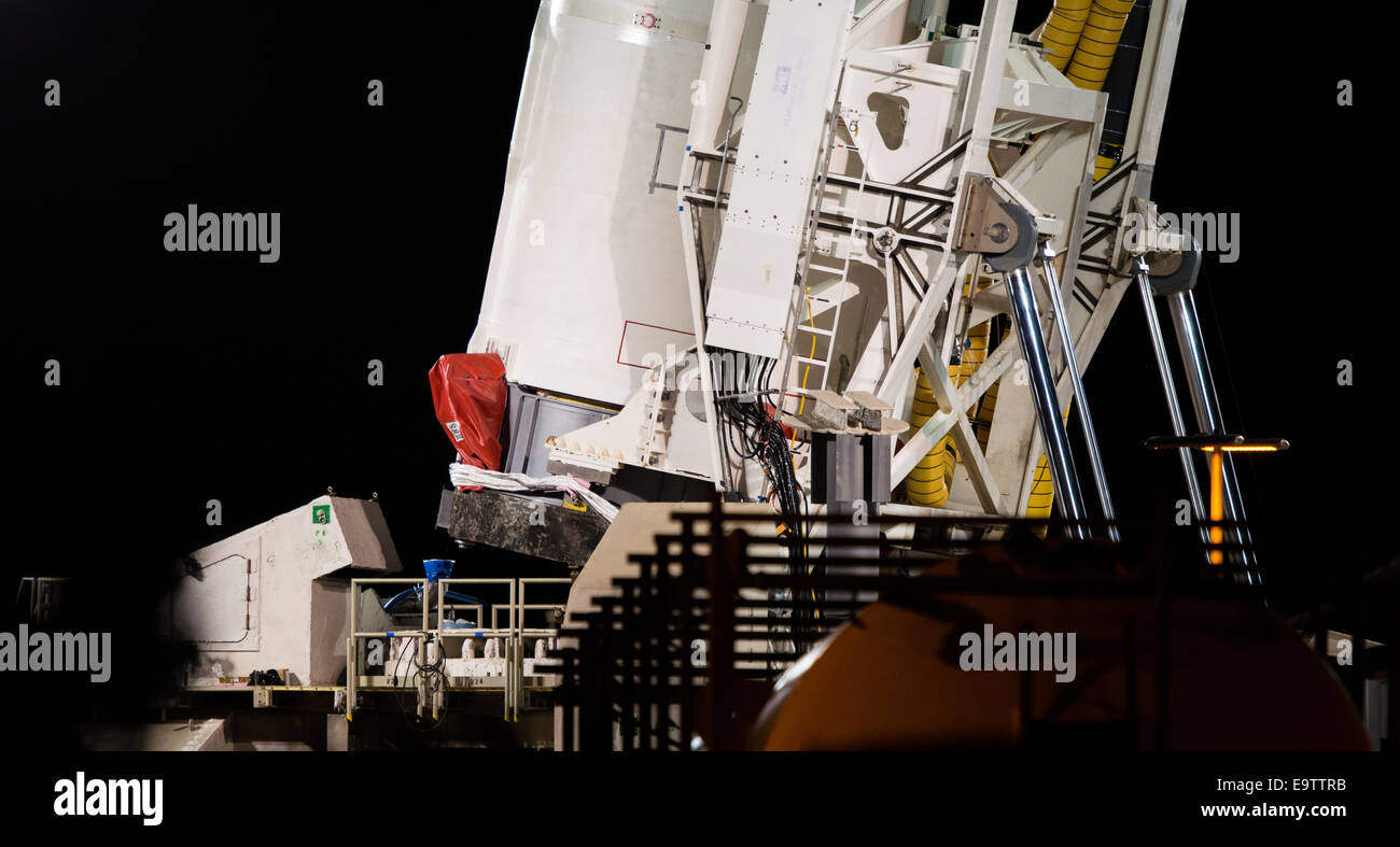 La Orbital Sciences Corporation Antares rocket, con il veicolo spaziale Cygnus onboard, viene sollevata a Launch Pad-0A, Sabato, Ottobre Foto Stock
