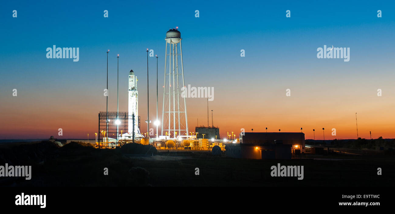 La Orbital Sciences Corporation Antares rocket, con il veicolo spaziale Cygnus onboard, è visto al tramonto su Launch Pad-0A, Sabato, 25 ottobre 2014, alla NASA Wallops Flight Facility in Virginia. L'Antares si avvierà con il veicolo spaziale Cygnus riempito con Foto Stock