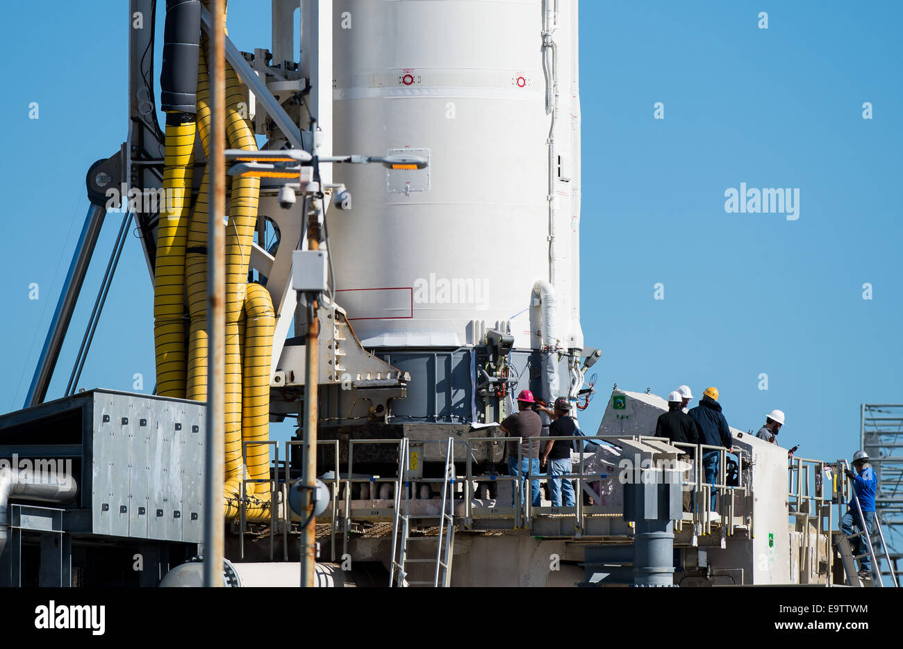 La Orbital Sciences Corporation Antares rocket, con il veicolo spaziale Cygnus onboard, è visto su Launch Pad-0A, Domenica, 26 ottobre, Foto Stock
