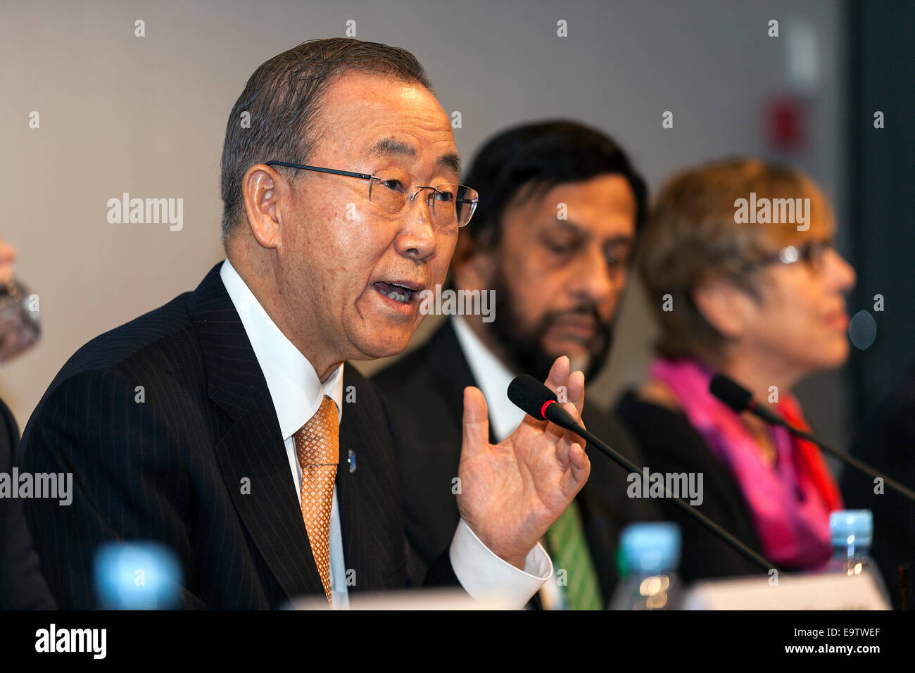 Copenhagen, Danimarca. 02Nov, 2014. Il sig. Ban Ki-moon, Segretario Generale delle Nazioni Unite (sinistra), al clima delle Nazioni Unite conferenza stampa tenutasi a Copenaghen. "Sono fiducioso che riusciremo a raggiungere un accordo vincolante in seno alla COP21 a Parigi il prossimo anno", ha detto il Segretario generale. Credito: OJPHOTOS/Alamy Live News Foto Stock