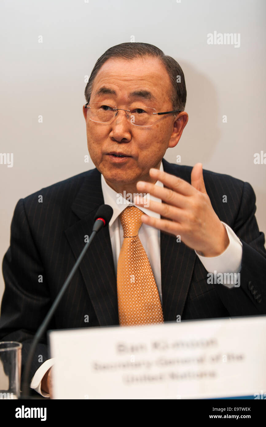 Copenhagen, Danimarca. 02Nov, 2014. Il sig. Ban Ki-moon, Segretario Generale delle Nazioni Unite, risponde alle domande dei media internazionali presso l'IPCC conferenza stampa a Copenaghen in questa domenica Credito: OJPHOTOS/Alamy Live News Foto Stock