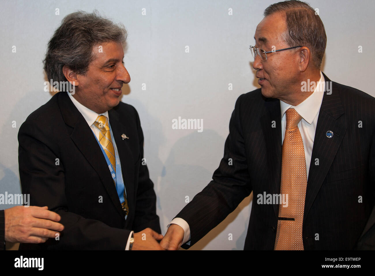 Copenhagen, Danimarca. 02Nov, 2014. Il sig. Ban Ki-moon, Segretario Generale delle Nazioni Unite (foto a destra) salutare il sig. Manuel Pulgar-Vidal, ministro dell'ambiente, Perù, che deve ospitare il COP20 in dicembre, 2014 Credit: OJPHOTOS/Alamy Live News Foto Stock