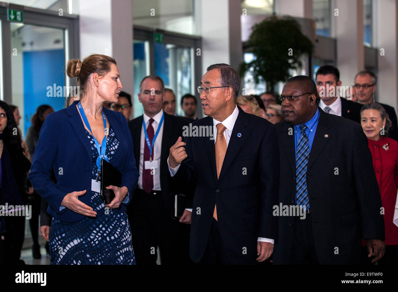 Copenhagen, Danimarca. 02Nov, 2014. Il sig. Ban Ki-moon, Segretario Generale delle Nazioni Unite (foto, metà) è accolto il IPCC venue, Tivoli Congress Hotel, da funzionari del Ministero danese del clima, foto a sinistra). Mr.Ban Ki-moon devono frequentare l'IPCC conferenza stampa, dove rilasciano il clima pannelli report di riepilogo per la COP20, dicembre, in Perù e COP21, 2015, in Francia. Credito: OJPHOTOS/Alamy Live News Foto Stock