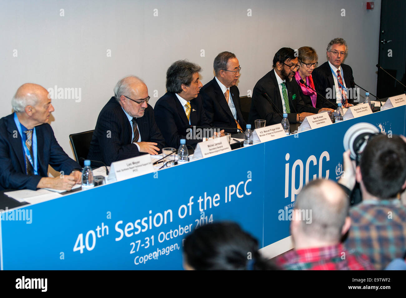 Copenhagen, Danimarca. 02Nov, 2014. Il pannello a IPCC conferenza stampa a Copenaghen, dove IPCC report di riepilogo vengono presentate alla stampa. Il sig. Ban Ki-moon, Segretario Generale delle Nazioni Unite, si siede come numero 4 da destra. Credito: OJPHOTOS/Alamy Live News Foto Stock