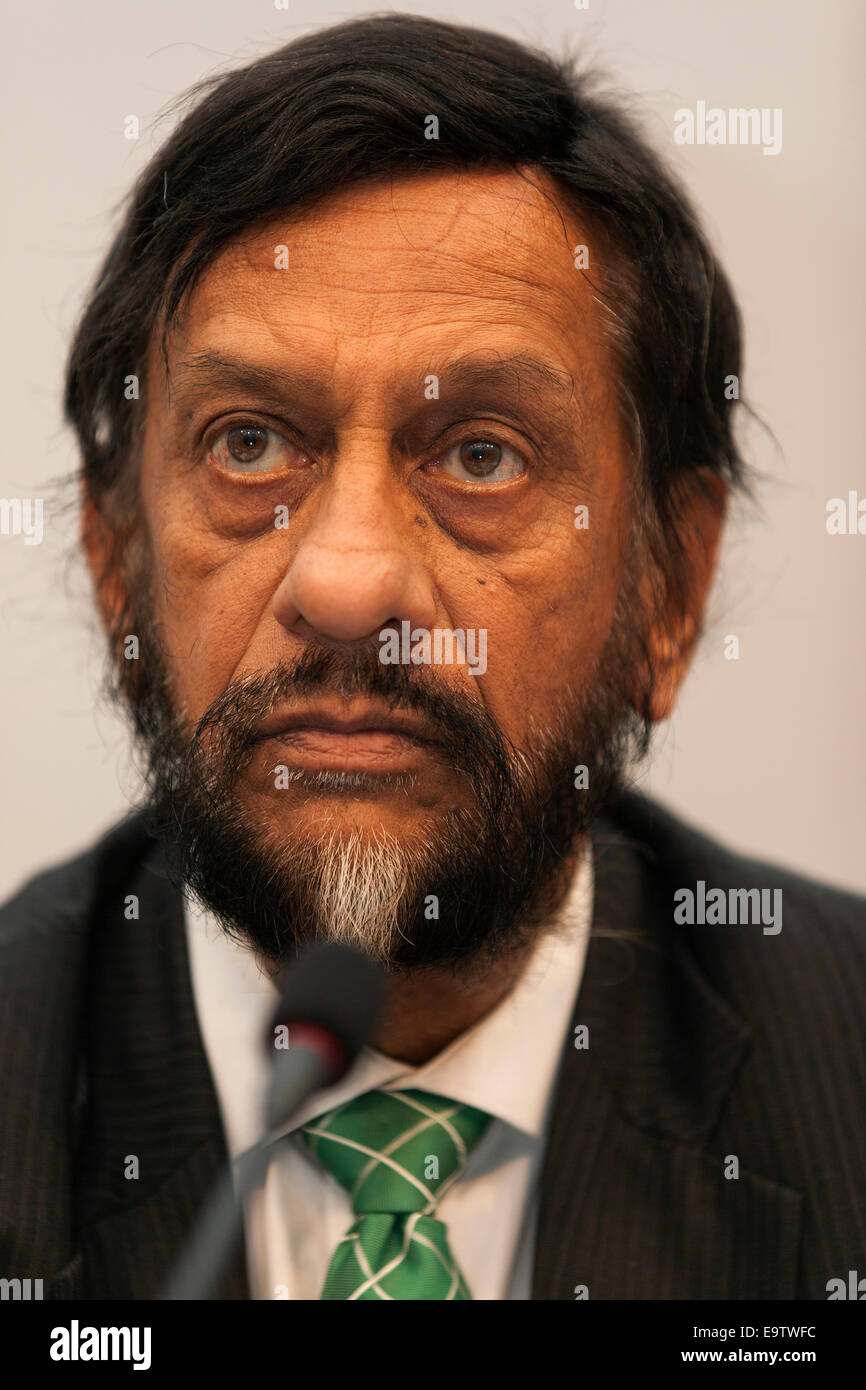 Copenhagen, Danimarca. 02Nov, 2014. Il sig. Rajendra Pachauri, Presidente dell'ONU il pannello del clima (IPCC), raffigurato all'IPCC, premere il tasto Conferenza di Copenhagen. Credito: OJPHOTOS/Alamy Live News Foto Stock