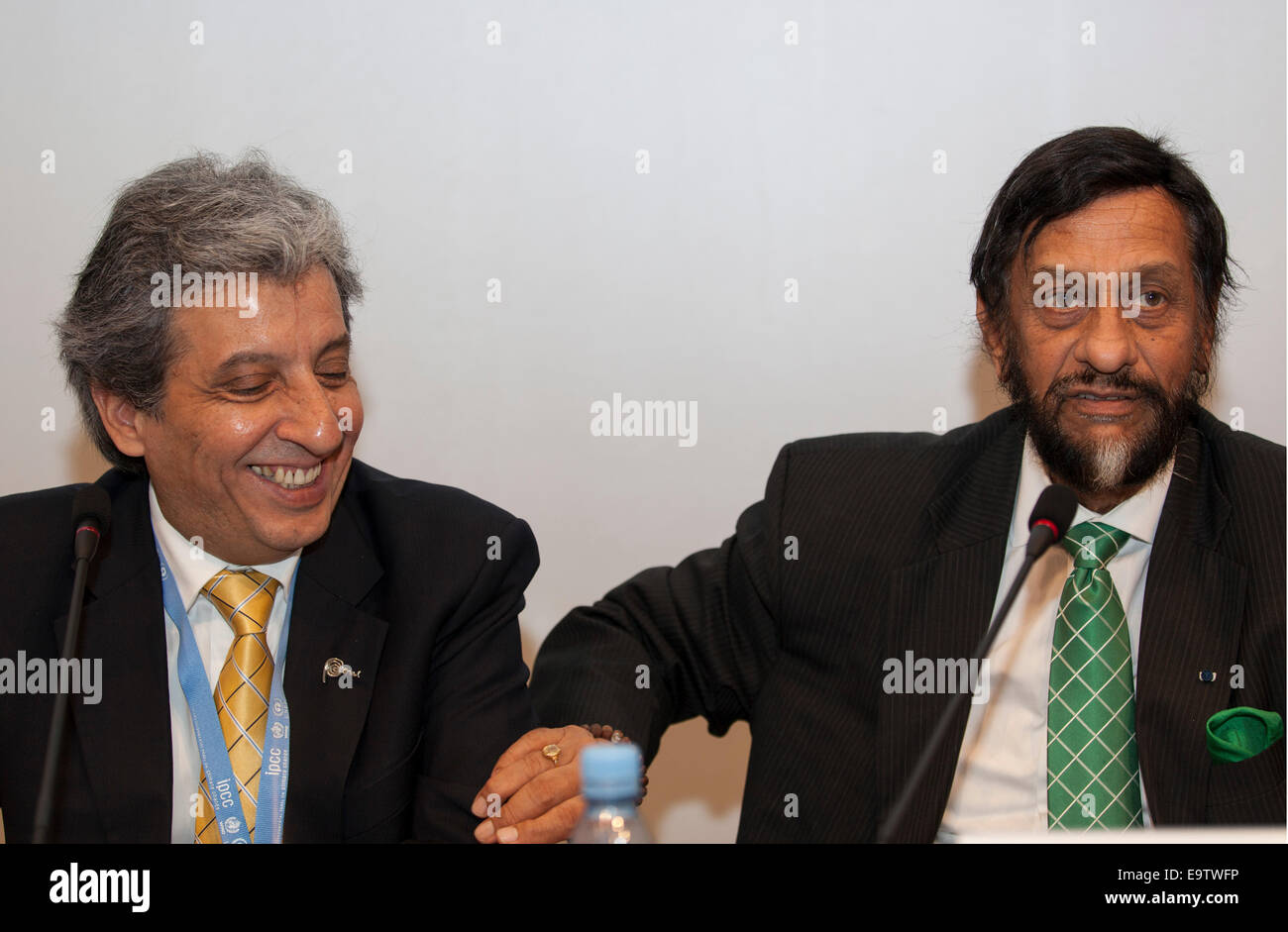 Copenhagen, Danimarca. 02Nov, 2014. "Io sono fiducioso che la COP20 deve riposare nelle migliori mani" dice il Sig. Rajendra Pachauri, (foto a destra) Presidente dell'ONU il pannello del clima (IPCC) alla media al IPCC conferenza stampa. Ministro peruviano per l'ambiente, il sig. Manuel Pulgar-Vidal, chi sarà l'host per il COP20 (foto a sinistra) Credito: OJPHOTOS/Alamy Live News Foto Stock