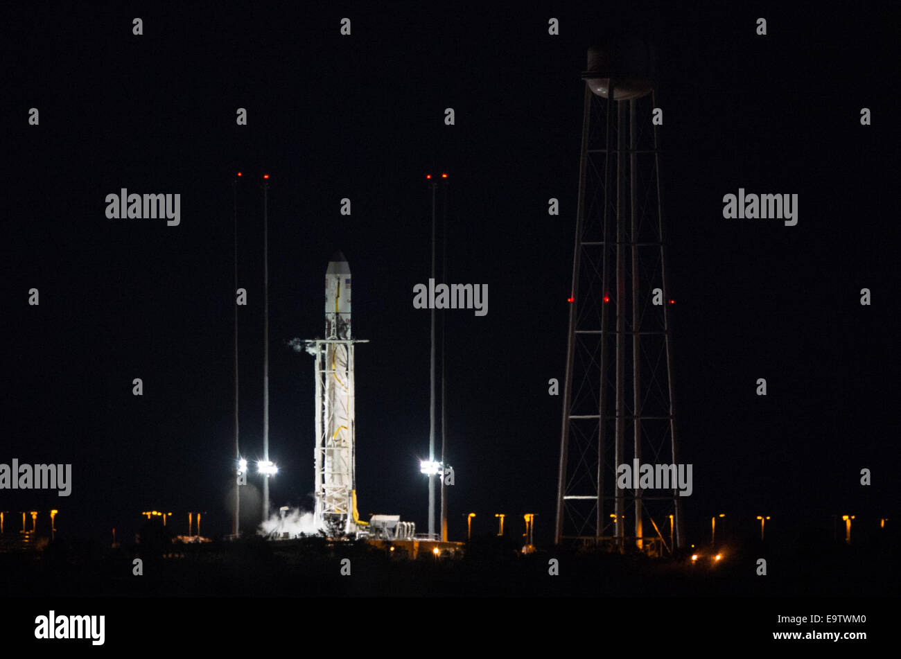 La Orbital Sciences Corporation Antares rocket, con il veicolo spaziale Cygnus onboard, è visto su Launch Pad-0A dopo il lancio di un Foto Stock
