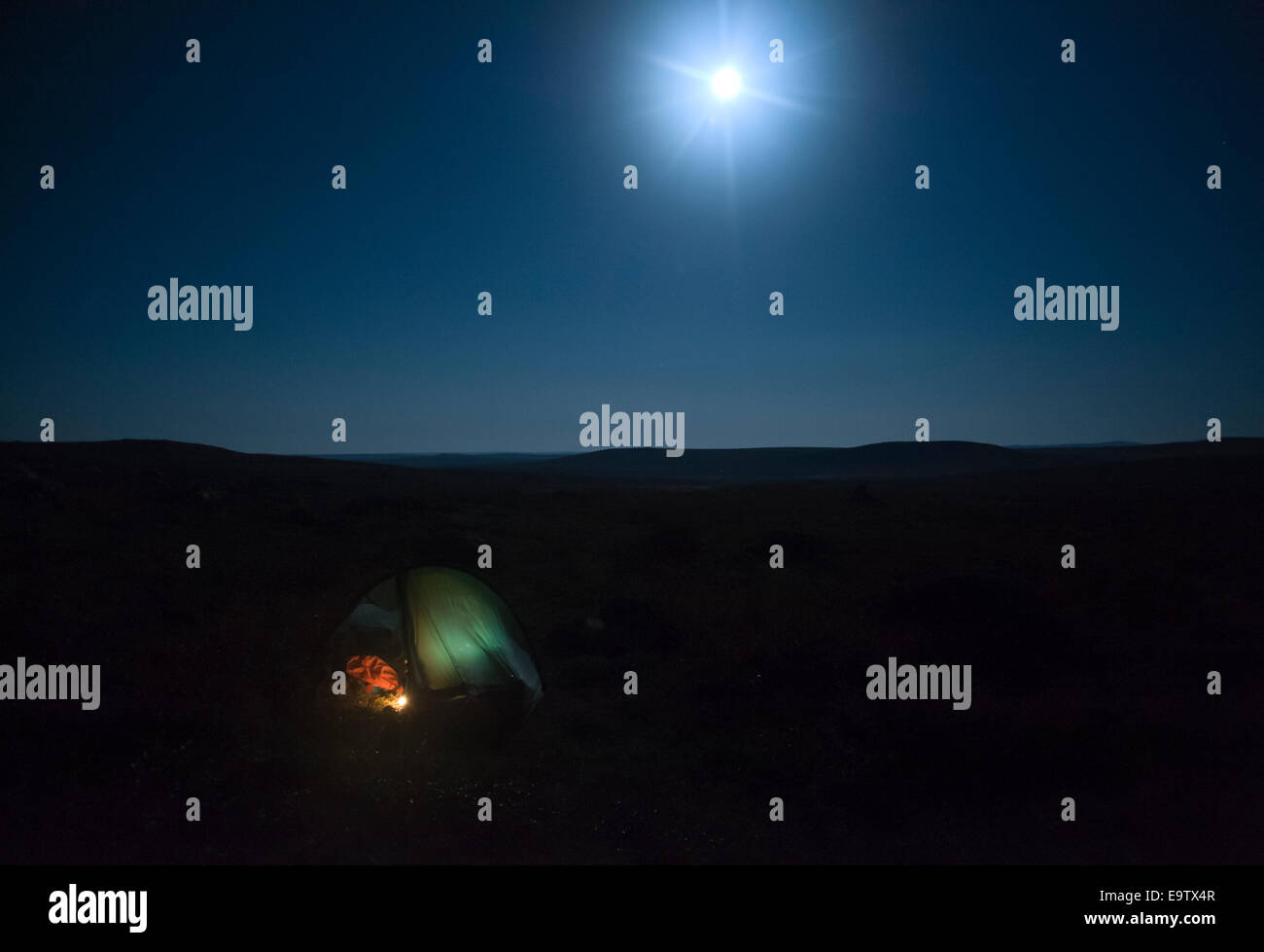 Luna e tenda a notte Foto Stock