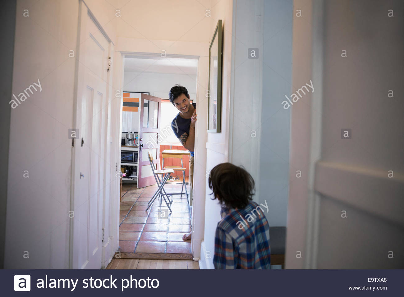 Padre e figlio di giocare a nascondino Foto Stock