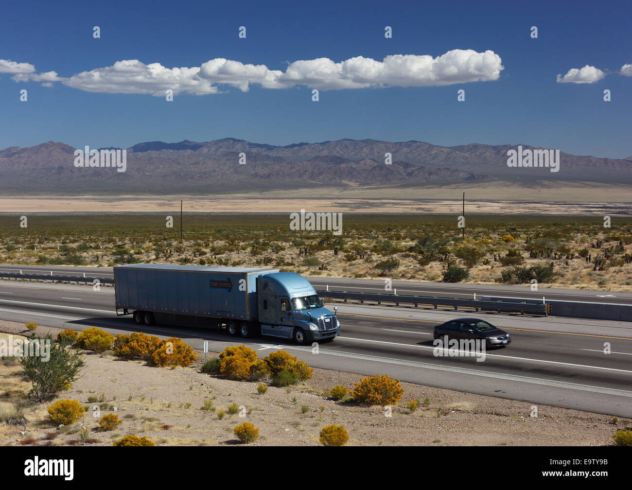 Interstate 15 nel deserto di Mojave vicino Primm, California, Stati Uniti d'America. Foto Stock