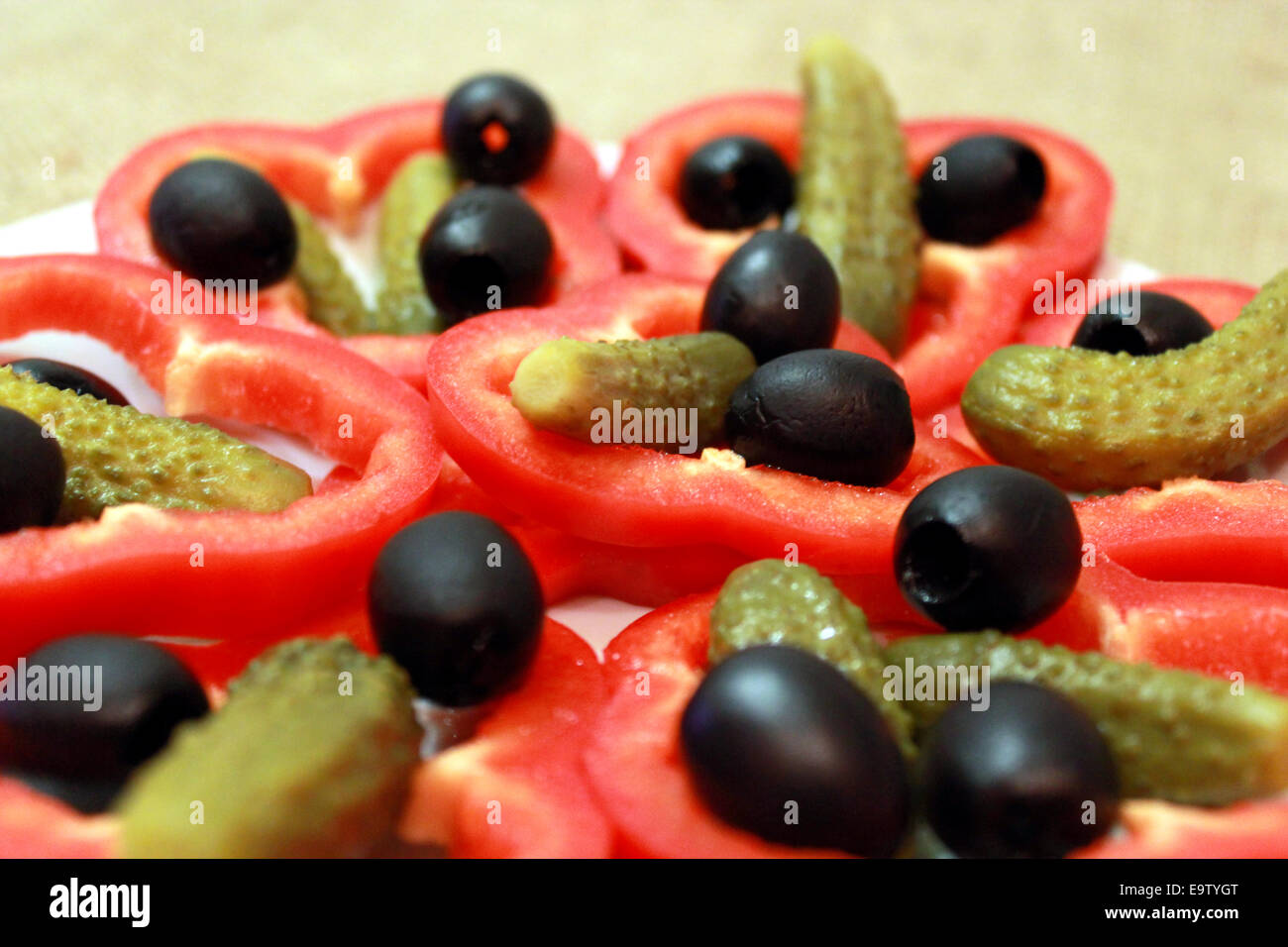 Olive nere, marinaded cetrioli e tagliare la paprica sulla piastra Foto Stock