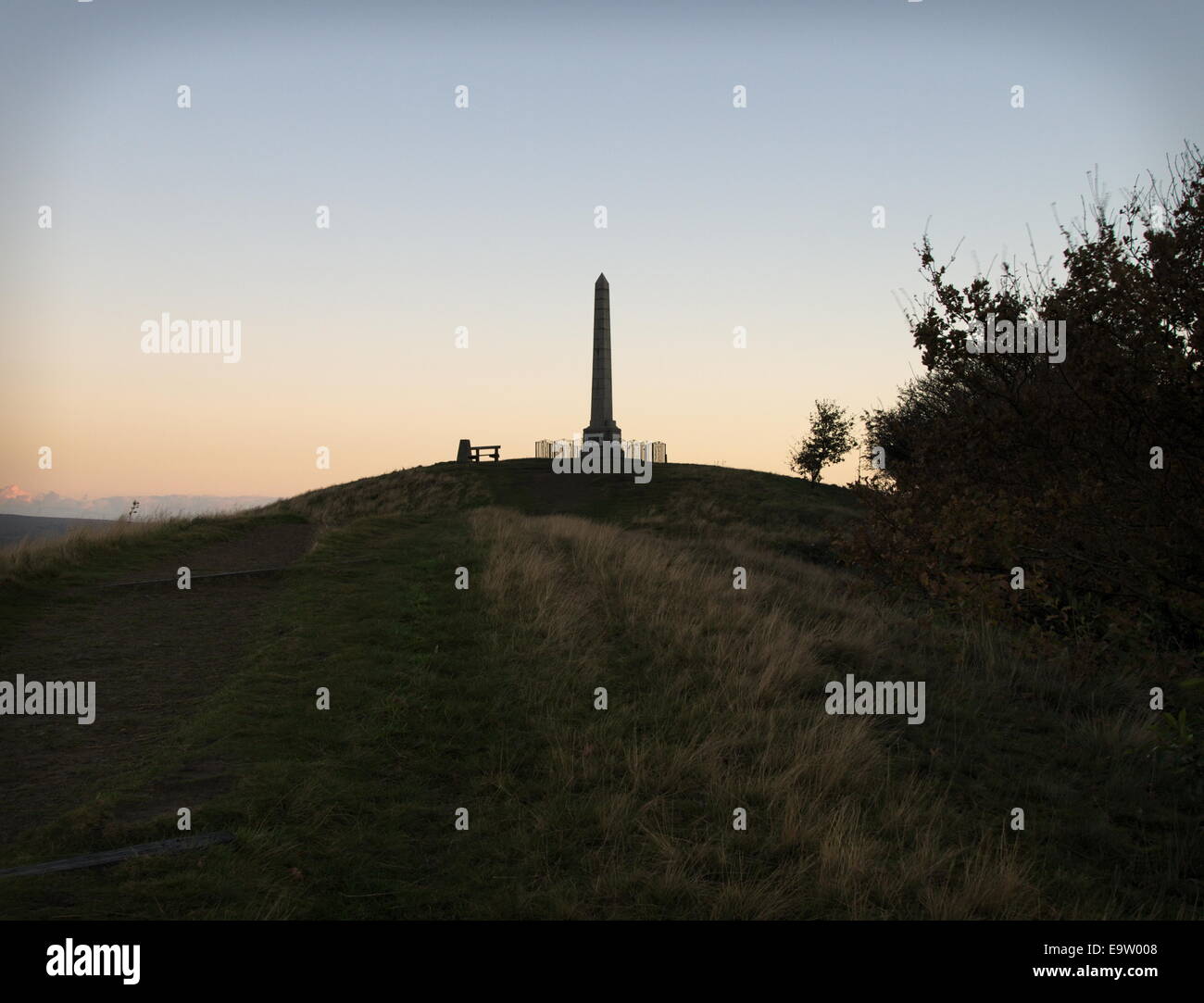 Royton Memoriale di guerra sulla collina Tandle in autunno la luce del mattino Foto Stock