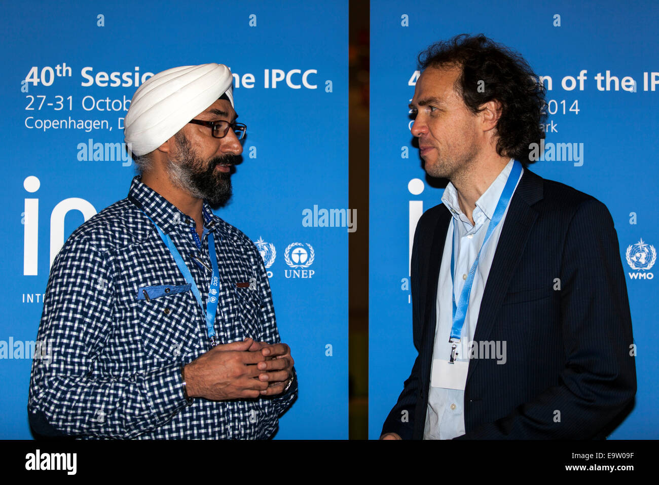 Copenhagen, Danimarca. 02Nov, 2014. I delegati di ONG parla dell'ONU il pannello del clima (IPCC) rapporti di riepilogo rilasciato oggi a Copenaghen. Da sinistra, il sig. Harjeet Singh, ActionAid e Martin Kaiser, Greenpeace. Qui raffigurato prima dell'IPCC conferenza stampa Credito: OJPHOTOS/Alamy Live News Foto Stock