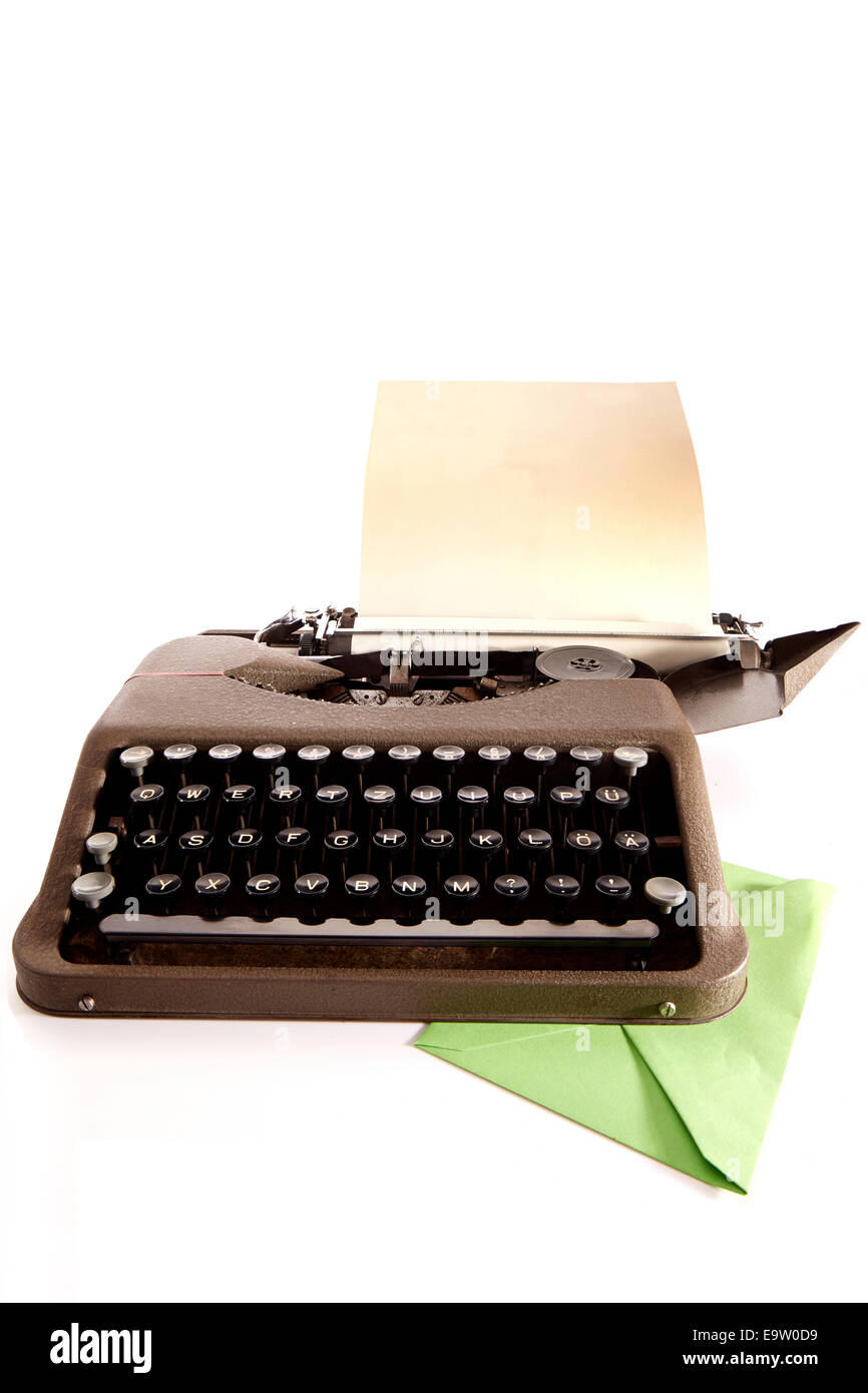 Schreibmaschine und grüner Umschlag Foto Stock