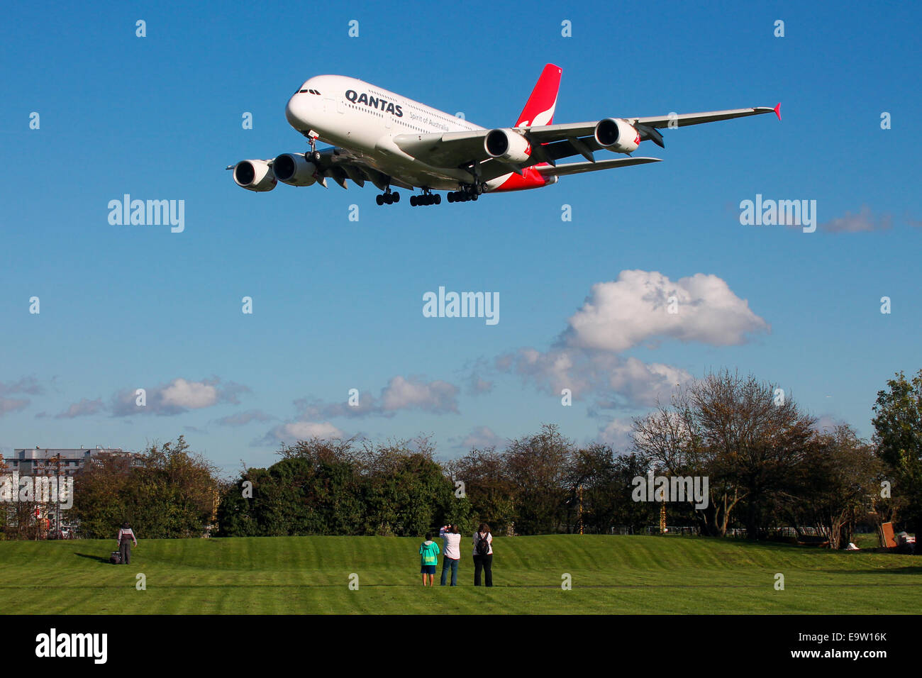 Qantas Airbus A380-800 approcci pista 27L all'Aeroporto di Londra Heathrow. Foto Stock
