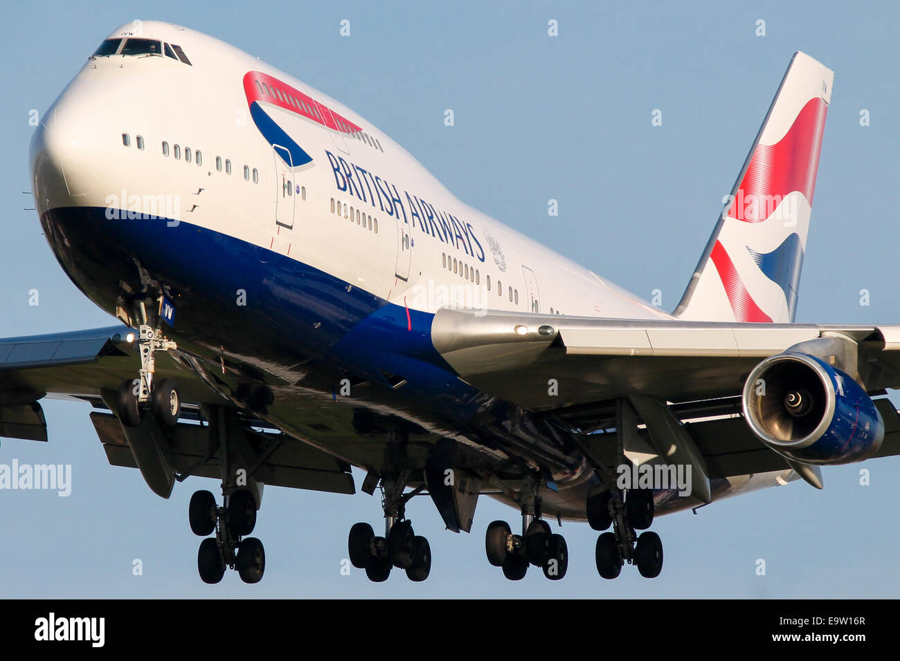 British Airways Boeing 747-400 approcci pista 27L all'Aeroporto di Londra Heathrow. Foto Stock