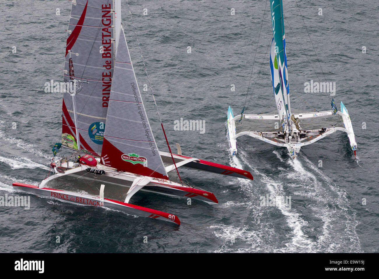 St Malo, Francia. 02Nov, 2014. Route du Rhum Transatlatic solo yacht race. Partono da St Malo sulla loro strada per la destinazione di Guadeloup. Due yacht vengono estremamente vicino ad una collisione in quanto credito trasversale: Azione Plus sport/Alamy Live News Foto Stock