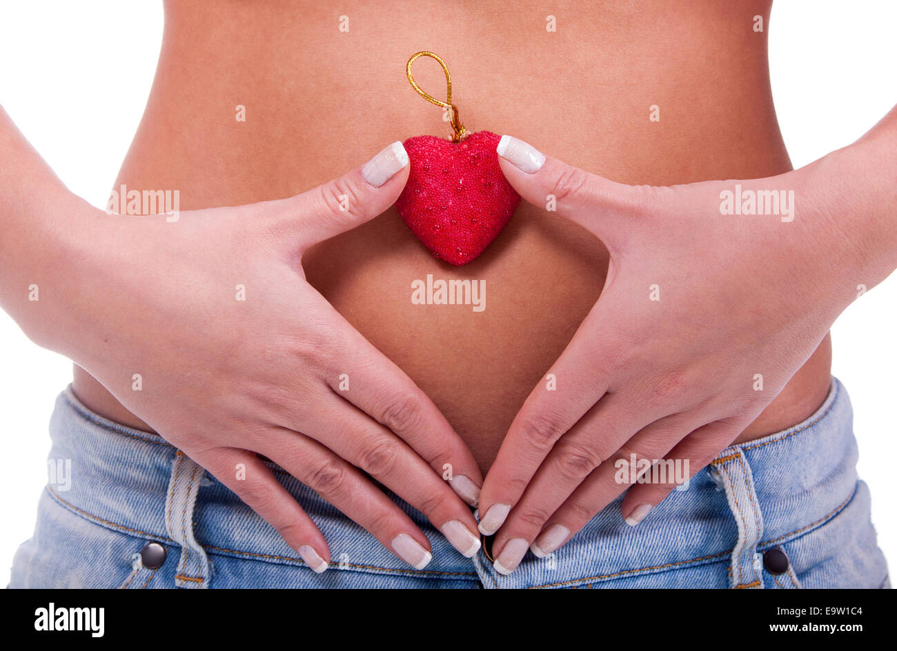 Mani femminili formando forma di cuore sullo stomaco isolato su sfondo bianco Foto Stock