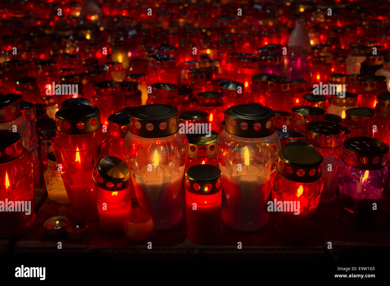 Un sacco di candele accese sul giorno di Tutti i Santi, su un cimitero  Mirogoj a Zagabria in Croazia Foto stock - Alamy