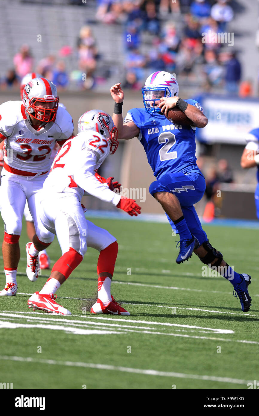 Kale Pearson, No. 2, un quarterback con gli Stati Uniti Air Force Academy falchi, cerca di evitare di Markel Byrd, No. 22, un defensive back con l'Università del New Mexico Lobos, durante una partita di calcio a Falcon Stadium in Colorado Springs, Colo., 18 ottobre 2014. T Foto Stock