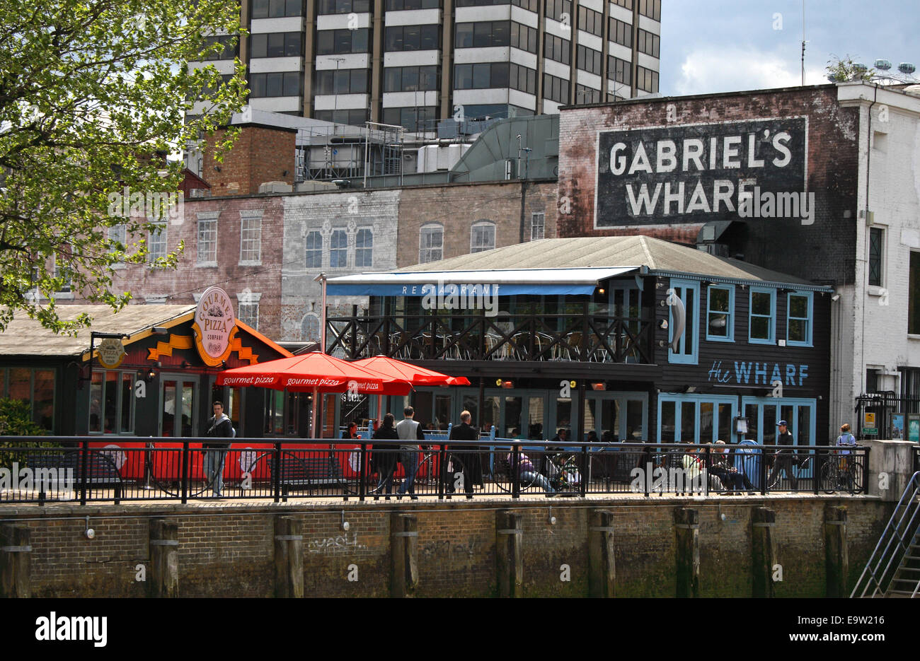 Gabriel's Wharf sulla riva sud del Tamigi, a Londra, in Inghilterra. Foto Stock