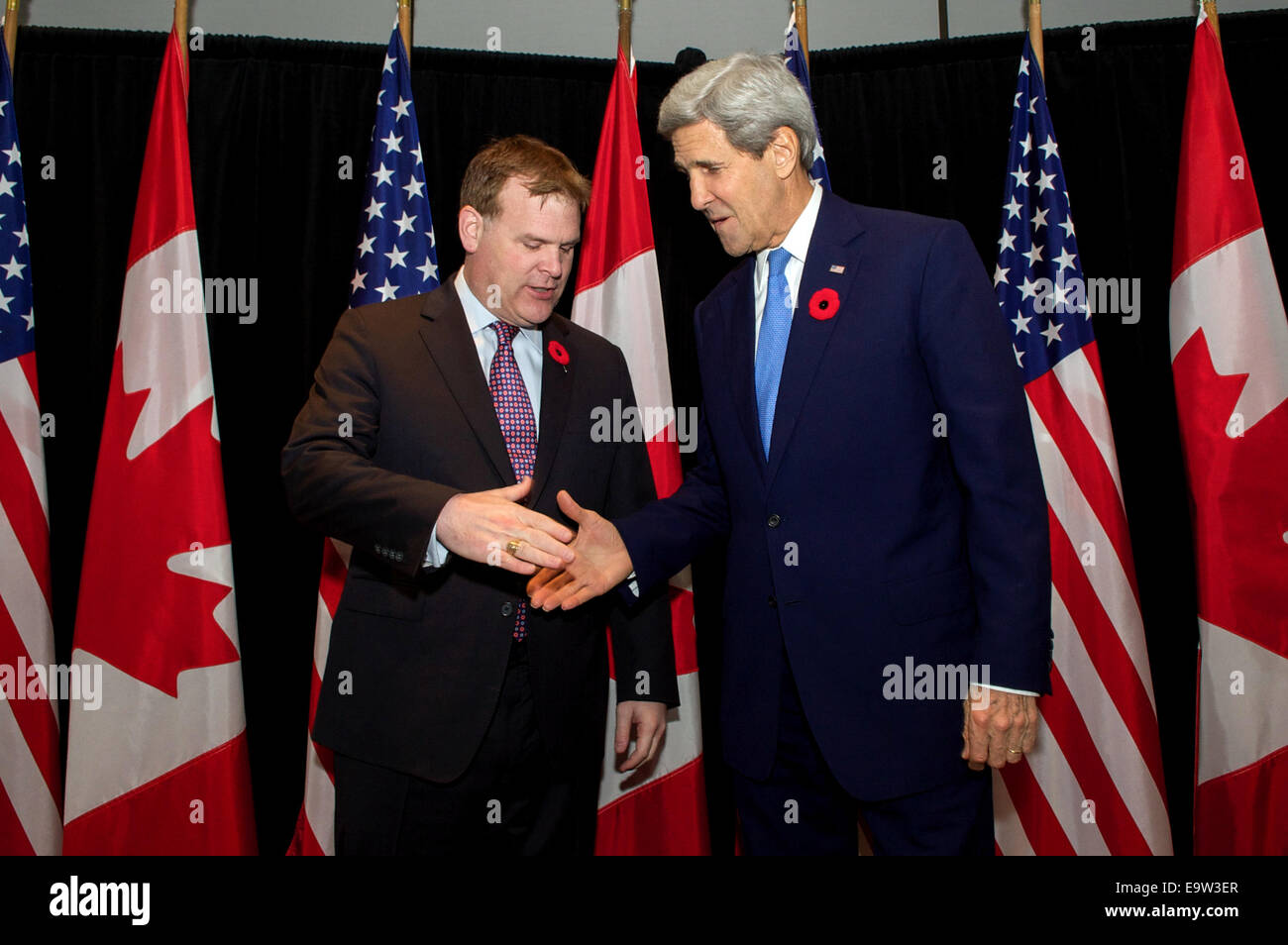 Stati Uniti Il segretario di Stato John Kerry e il Ministro degli esteri canadese John Baird prepararsi ad agitare le mani prima del loro incontro bilaterale di Ottawa in Canada, il 28 ottobre 2014. Il segretario è a Ottawa per sottolineare incrollabile sostegno degli Stati Uniti per il nostro partn canadese Foto Stock