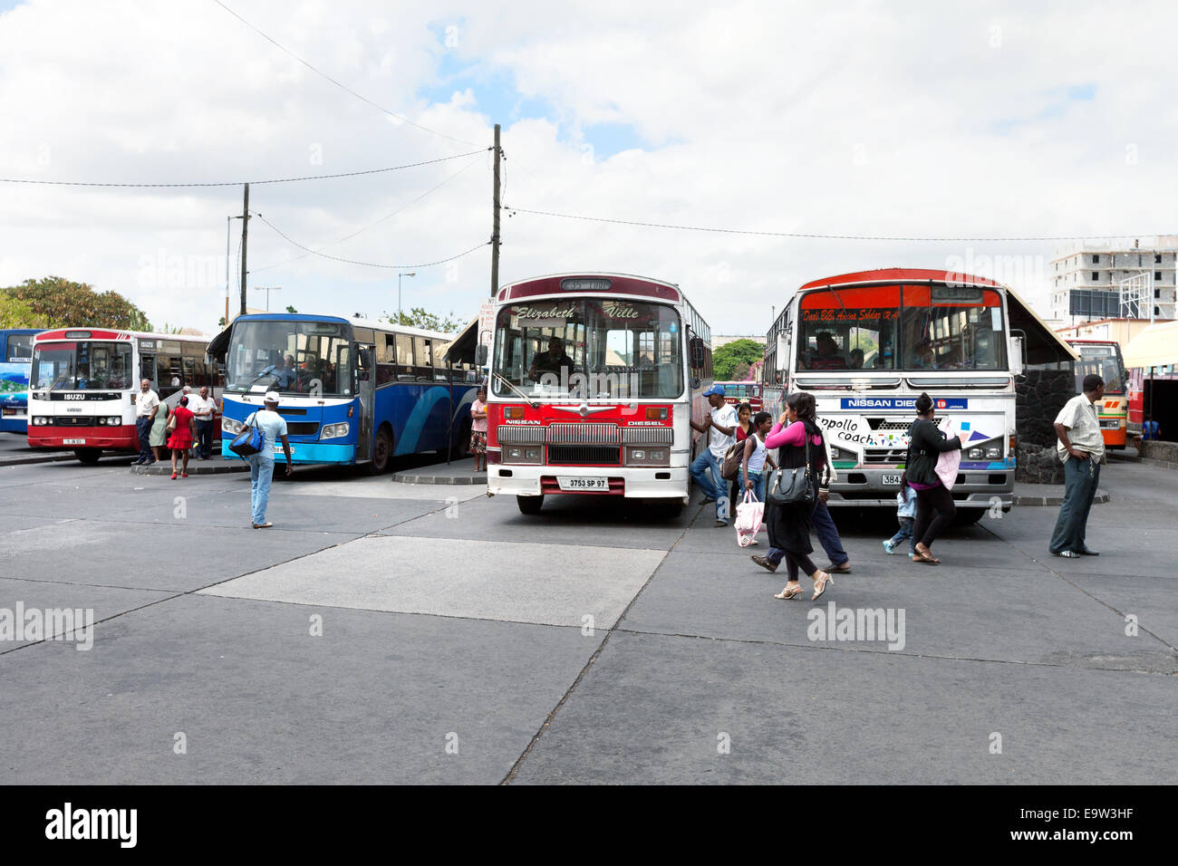 La gente che ottiene gli autobus presso la stazione degli autobus, Port Louis, Maurizio Foto Stock