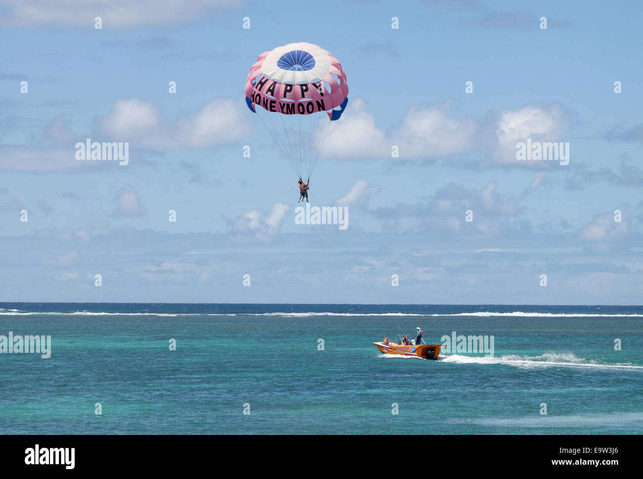 Maurizio coppie in luna di miele parasailing nell'Oceano Indiano Foto Stock