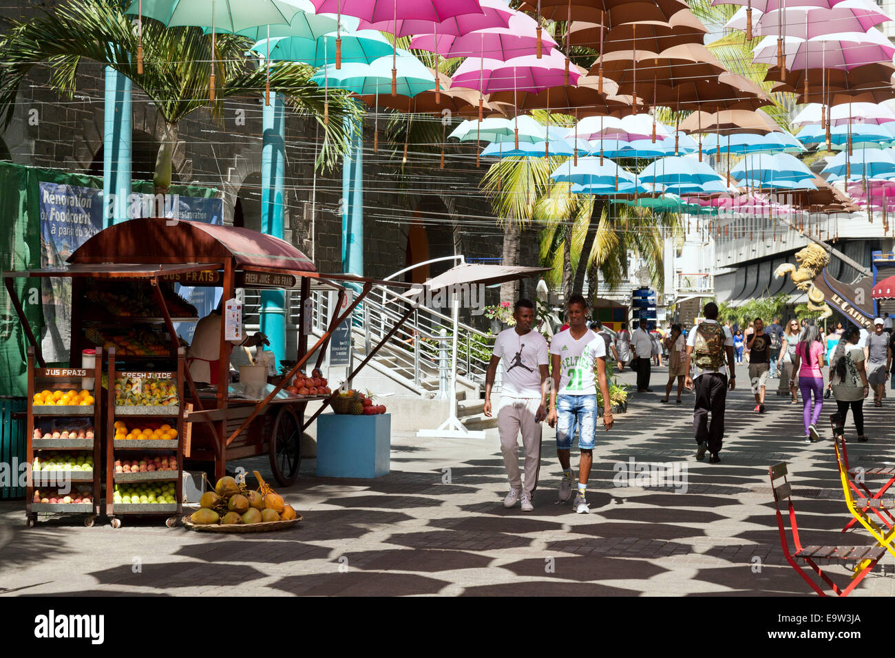People shopping in una coperta shopping mall, il Caudan Waterfront, Port Louis Mauritius Foto Stock