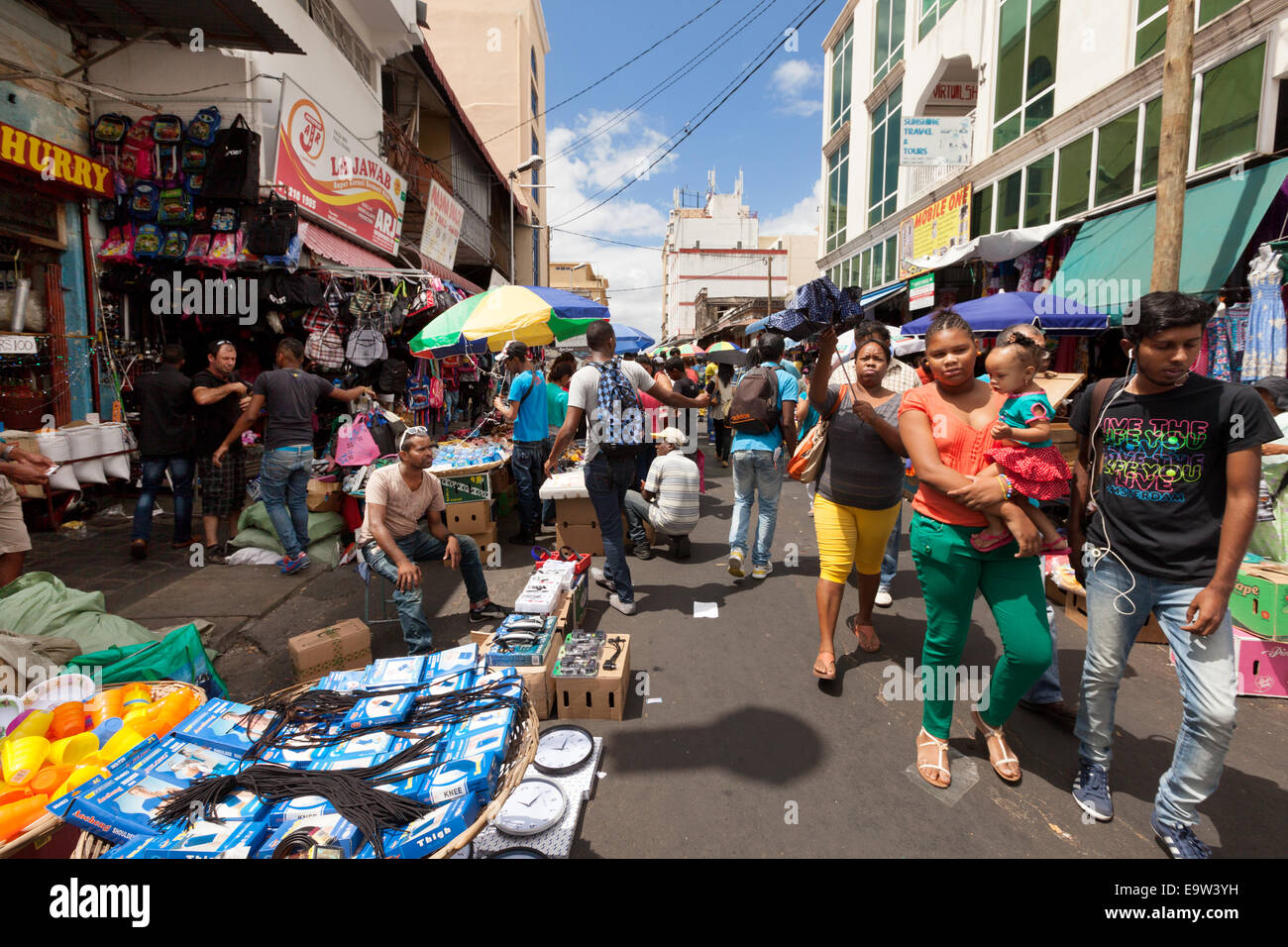 Maurizio, Port Louis, Mauriziana locale people shopping presso il trafficato colorato outdoor street market Foto Stock