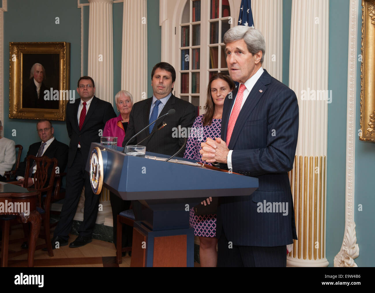 Stati Uniti Il segretario di Stato John Kerry offre commento al giuramento in occasione della cerimonia PER GLI STATI UNITI Ambasciatore della Repubblica di Corea Mark Lippert, presso l'U.S. Il Dipartimento di Stato a Washington D.C., il 24 ottobre 2014. Foto Stock