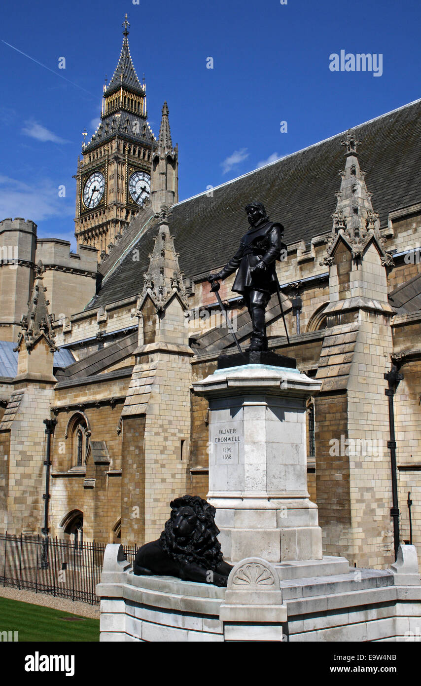 La statua di Oliver Cromwell fuori le case del Parlamento europeo a Londra, Inghilterra. Foto Stock