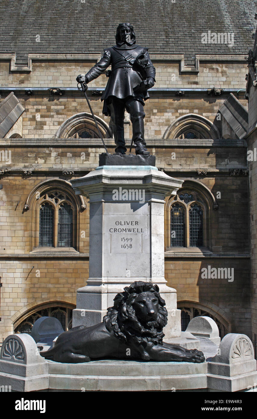 La statua di Oliver Cromwell fuori le case del Parlamento europeo a Londra, Inghilterra. Foto Stock