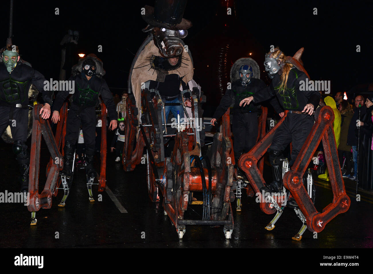 Stock Photo - i partecipanti indossano costumi spooky durante l annuale Halloween Parade. ©George Sweeney/Alamy Foto Stock