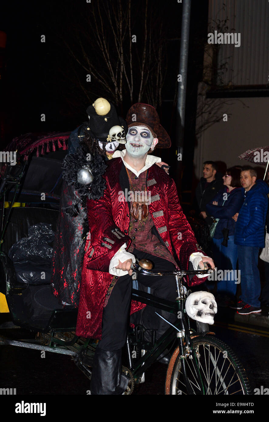 Stock Photo - i partecipanti indossano costumi spooky durante l annuale Halloween Parade. ©George Sweeney/Alamy Foto Stock